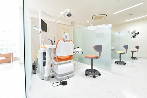 にしざわ歯科医院 墨田区 診察室は仕切りで区切られ、プライバシーに配慮した個室も完備