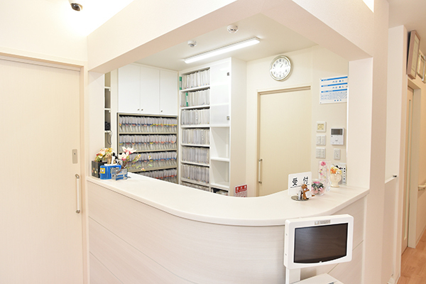 うちだ痛みのクリニック 尼崎市 受付では笑顔でスタッフが迎えてくれる