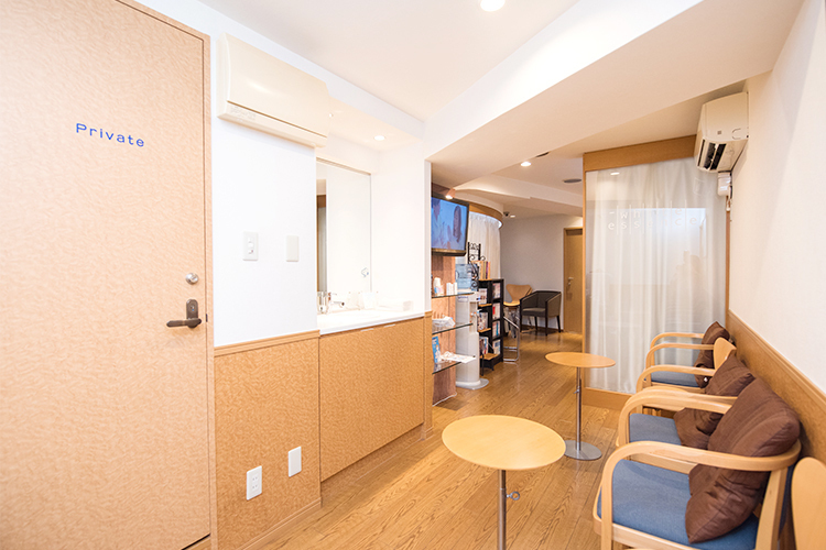 高柴歯科  川崎市川崎区 落ち着いた雰囲気の待合室でリラックスできる