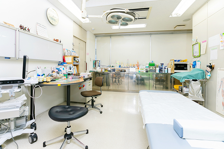 河合外科・整形外科 岐阜市 経験豊富な院長が丁寧に診察している