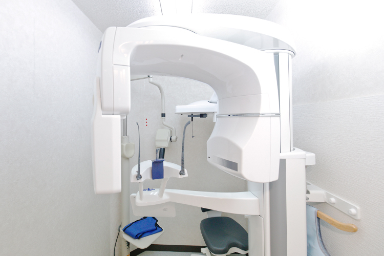 秋山歯科クリニック 葛飾区 立体的な画像で歯や骨の状態を確認できる歯科用CTを使用。
