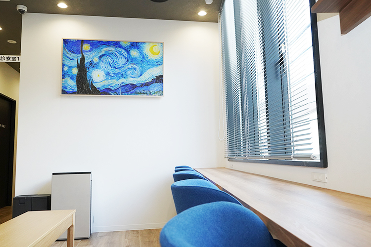 神楽坂メンタルクリニック 新宿区 コンセントがついたカウンタータイプの席の待合室