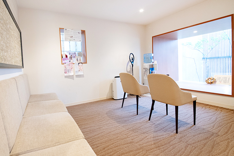 羽根木の森アイクリニック 世田谷区 自然光が差し込む空間でゆったり過ごすことができる