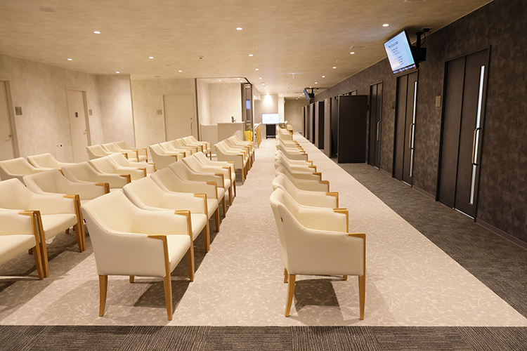 メディカルパークベイフロント横浜 横浜市西区 広々とした待合室。Wi-Fi完備で充電ができるカウンターも