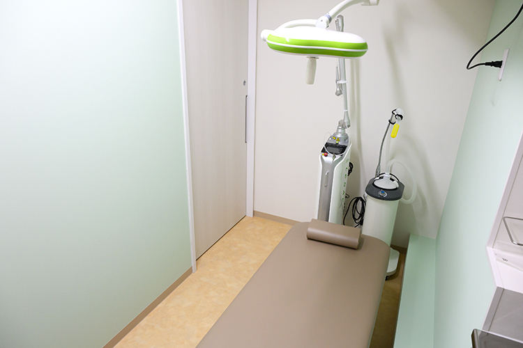 南青山マイコ形成外科・皮フ科 港区 居心地良い空間になるように落ち着いた色合いにした処置室