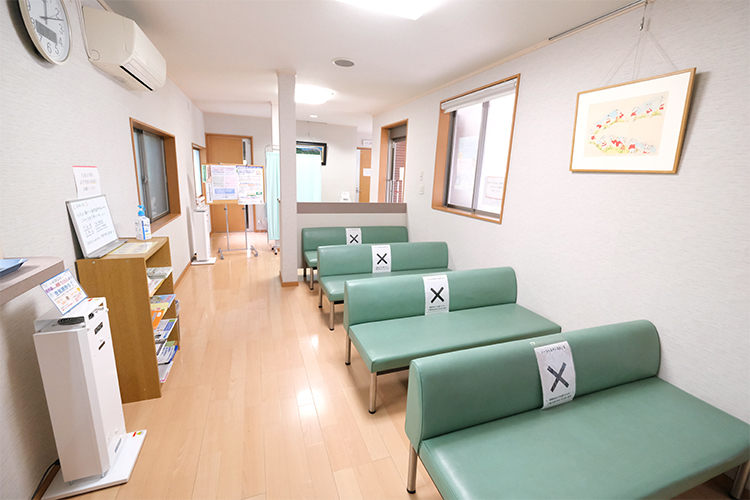 国枝内科 名古屋市千種区 待合室には絵が飾られており、落ち着ける空間だ