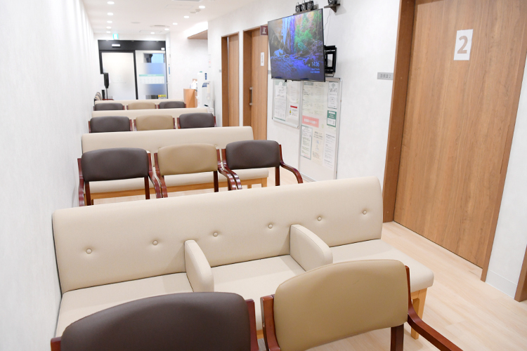 新宿よりそいメンタルクリニック 新宿区 広々とした待合室