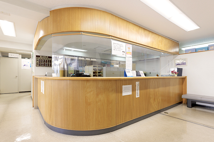 鎮目記念クリニック  渋谷区 広々とした受付では優しいスタッフが対応