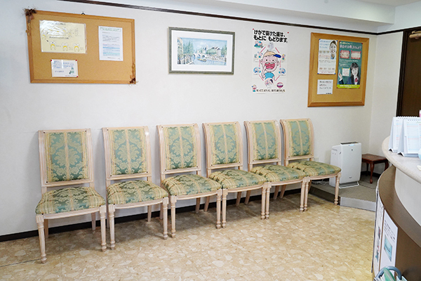 はやかわ歯科医院 豊中市 待合室はエレガントな雰囲気だが子どもが遊べるキッズスペースも