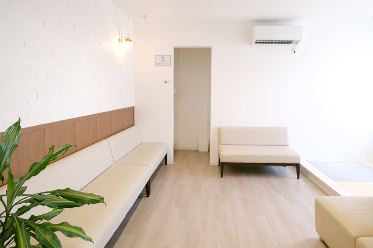 大坪歯科・矯正歯科医院 宇都宮市 広々とした待合室。キッズスペースも完備