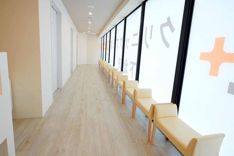 クリニックプラス下北沢 世田谷区 明るく清潔な院内。大きな窓からはやわらかな陽光が差し込む