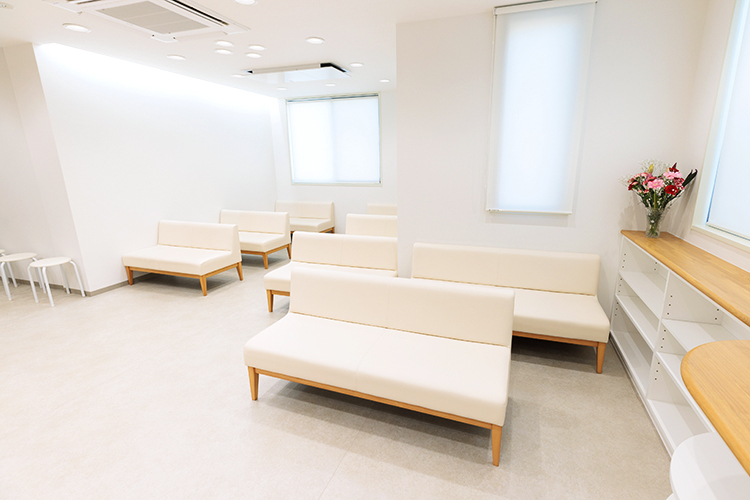 金町耳鼻咽喉科クリニック 葛飾区 リニューアル後、明るく広くなりバリアフリーにも対応した待合室