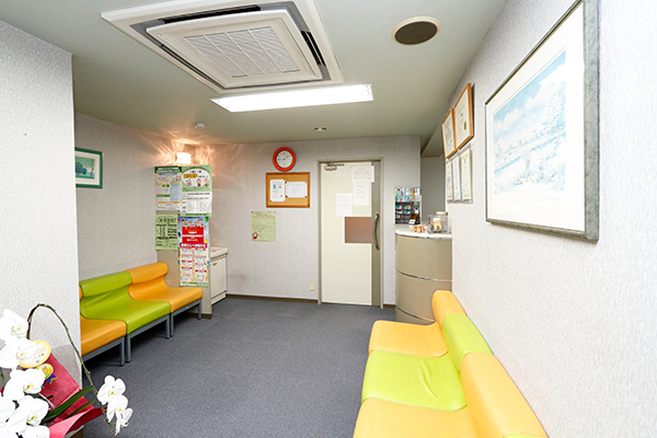 白井歯科 豊中市 カラフルな待合室