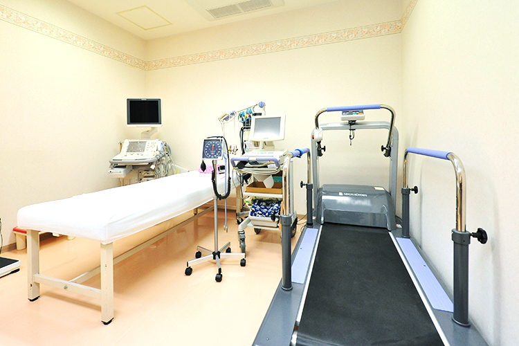 医療法人勝心会 芳賀クリニック 豊橋市 処置室では運動時の心電図検査も受けられる