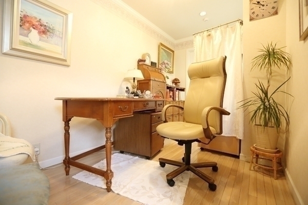 和みのクリニック 横浜市青葉区 ダウンライトの落ち着いた診察室