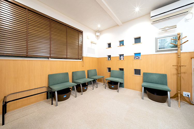 むつみ歯科医院 町田市 アットホームな雰囲気の待合室