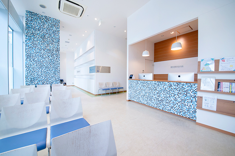 横浜脳神経内科 横浜市神奈川区 青を基調にした待合室
