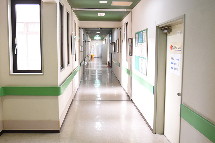 榎本医院 御所市 日の光が差し込む採光抜群の明るい廊下