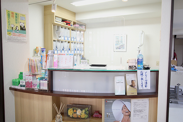 パークサイド下原歯科医院 鹿児島市 温かみのある雰囲気の受付