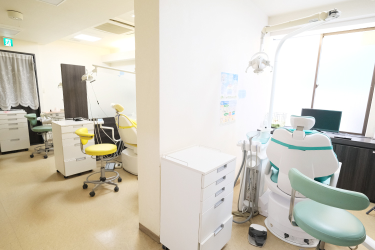 たてや歯科クリニック 明石市 ユニットごとに仕切られたプライバシーに配慮された診察室