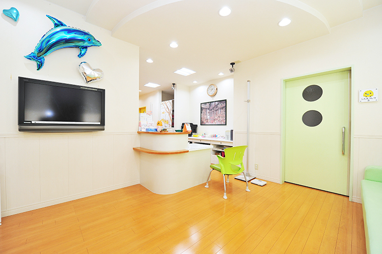 ひだかこどもクリニック 知多郡東浦町 予防接種など、感染症でない人の待合室。院内でも感染症対策