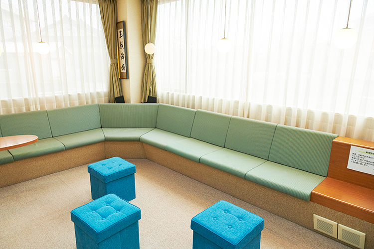 中山歯科医院 姶良市 明るくゆったりとした清潔感ある待合室