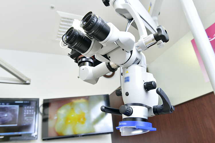 黒田クリスタル歯科 吉祥寺 武蔵野市 歯科用マイクロスコープを用い、精密な治療を行う