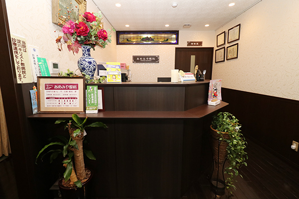 あめみや眼科 吹田市 幅広い年代の患者を、スタッフが温かく迎える