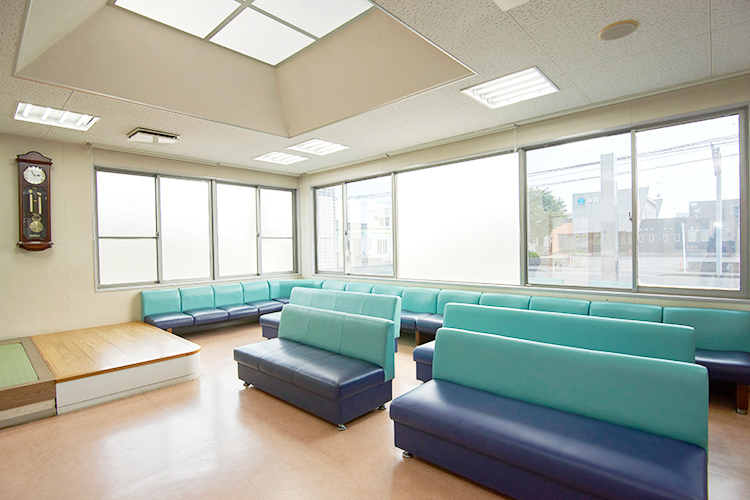 原口耳鼻咽喉科 霧島市 日の光が差し込む待合室
