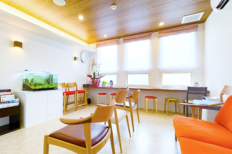 ニイガタクリニック 新潟市中央区 個性あるチェアやソファーの待合室