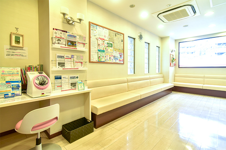 ハートクリニック 葛飾区 待合には医療コンシェルジュというスタッフが常駐