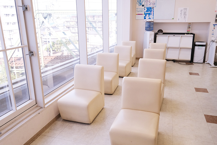 やまもと内科 豊中市 広々とした待合