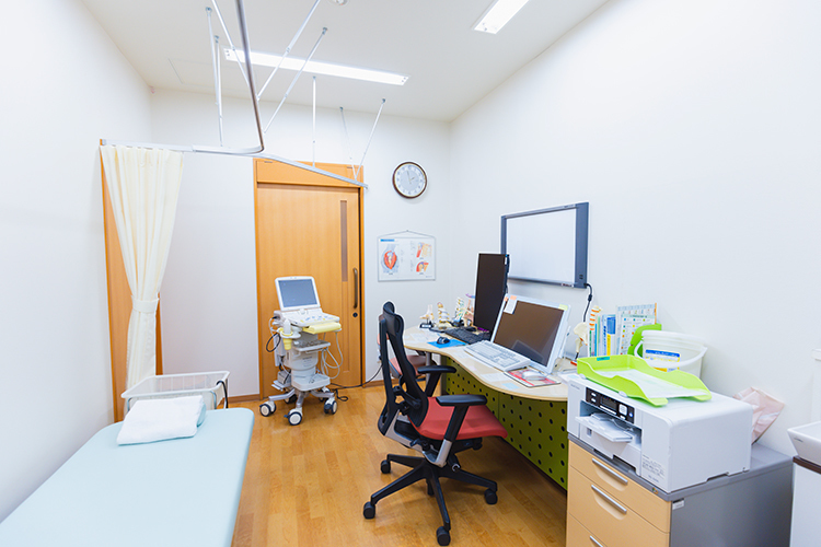 須藤整形外科クリニック 大和市 腰椎や手足など、各部位の模型を用いて診療を行うことも