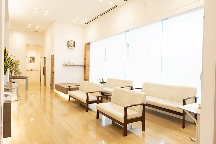 浜口整形外科 鈴鹿市 膝や腰が悪い人でも休めるよう、高さを変えた2種類の椅子を用意