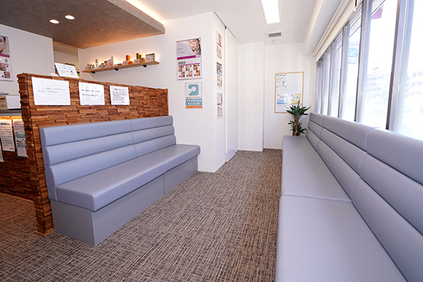 奥田皮膚科医院 堺市北区 陽光差し込む明るい待合室