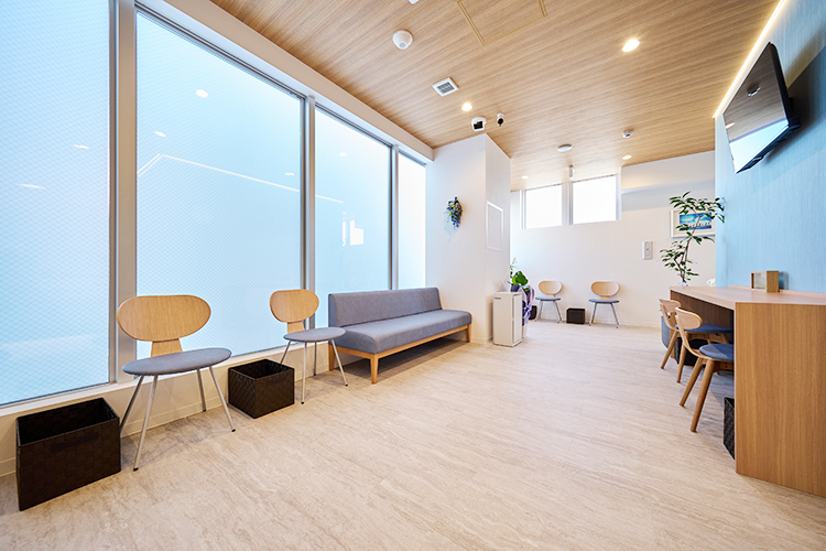 つばめメンタルクリニック千歳船橋 世田谷区 パーソナルスペースに配慮し、広さにこだわった待合室