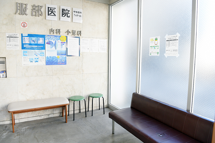 服部医院 台東区 広々とした待合スペース