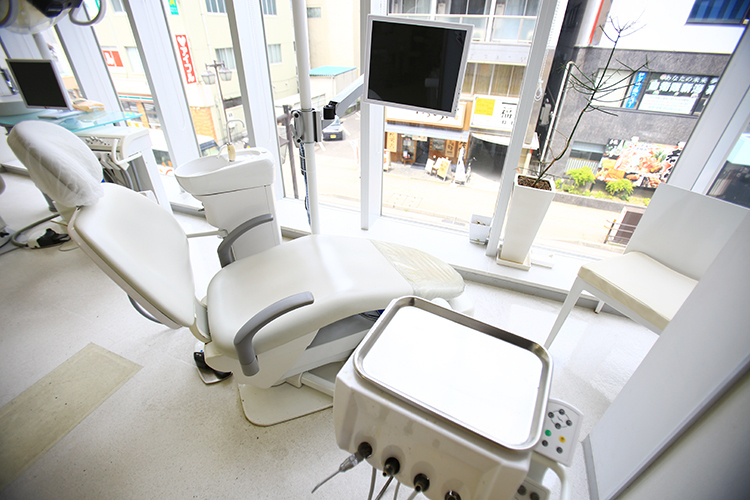 花園歯科新潟駅前診療所 新潟市中央区 最窓側の診療台。ビル2階の全面窓からやわらかな光が差し込む