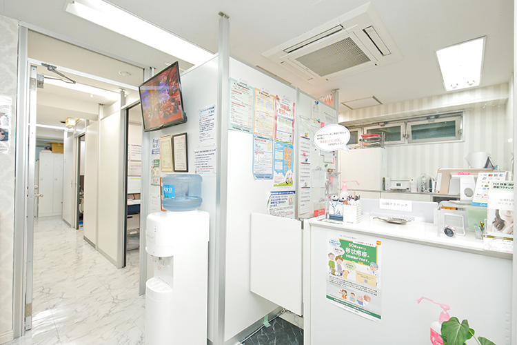 医療法人社団 山岡クリニック 千代田区 物腰のやわらかいスタッフが受付で優しく迎えてくれる