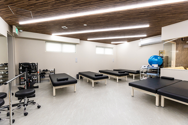 ひらまつ整形外科難波ひざスポーツクリニック 大阪市浪速区 理学療法士による運動器リハビリに注力している