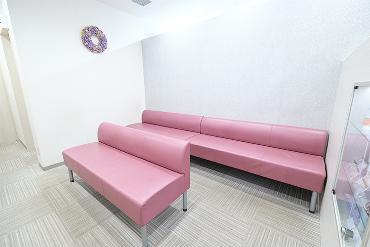 田坂皮フ科クリニック 吹田市 ピンクで統一感があり、明るい雰囲気の待合室