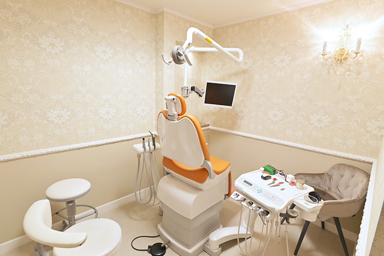 つばめデンタルクリニック川西 川西市 個室の診療室を備えており、親子連れでも安心