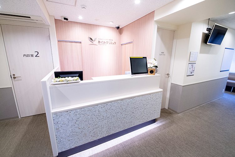 東京衛生アドベンチスト病院附属めぐみクリニック 杉並区 明るい日差しが差し込む待合室