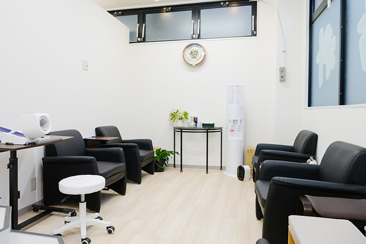 黄水歯科医院 横浜市瀬谷区 ゆったりとした待合。高齢者が来院しやすいよう1階設計に