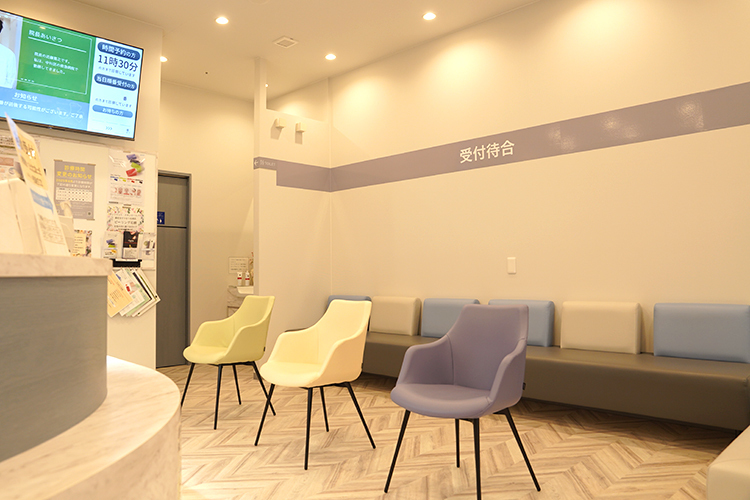 いちょうクリニック 内科・消化器内科 名古屋市北区 カフェのようなインテリアでリラックスできる空間
