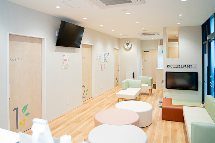 もりもとベビー＆キッズクリニック 京都市下京区 広々とした待合室にはキッズスペースも完備