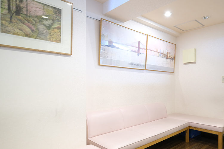 良田眼科 文京区 ピンクを基調とした待合室