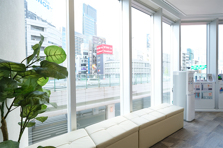 六本木駅前スクエア皮膚科・泌尿器科・内科クリニック 港区 自然光が差し込み明るい待合室