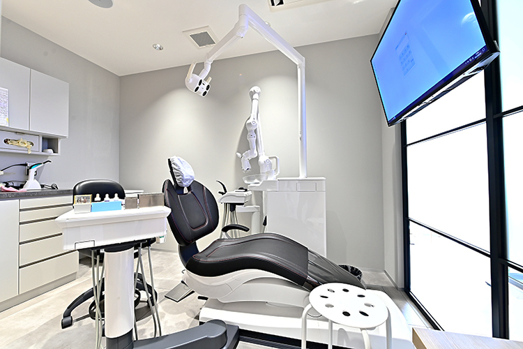 三笠歯科医院 調布市 診療ユニットは8台。プライバシーに配慮した個室も完備