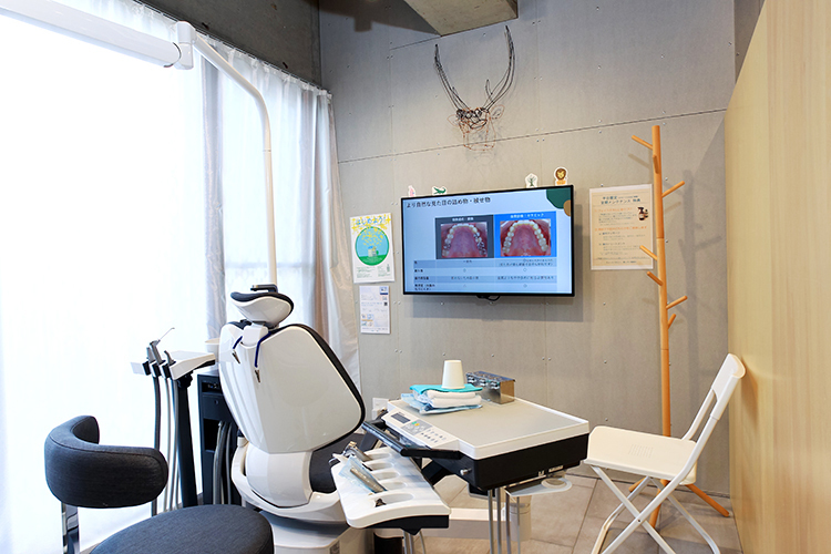 名古屋東別院ヒュッゲデンタルクリニック 名古屋市中区 院内には先生が作成したアート作品が飾られている